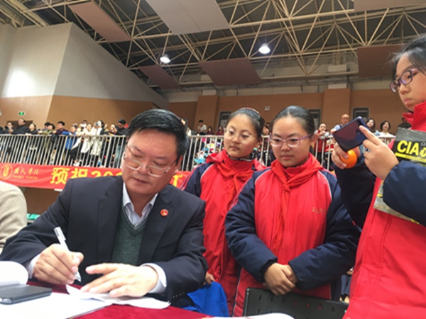 陆校长亲自为小记者写下要说的话.jpg
