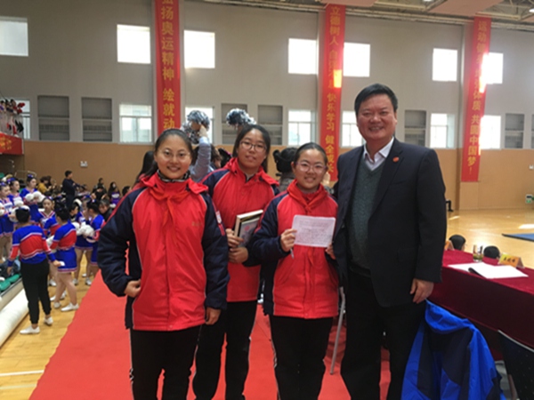 陆校长和小记者合影.jpg