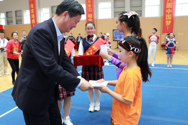 陆校长向获奖代表颁发奖状.jpg