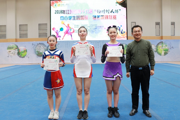 崔校长与获奖代表合影.jpg