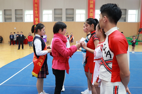 殷校长向获奖代表颁发奖状.jpg