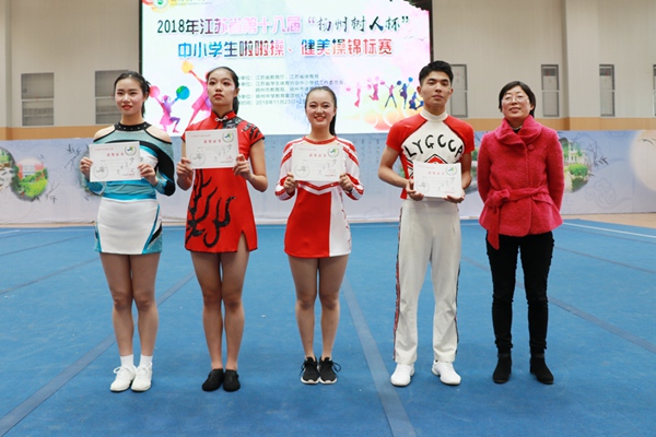 殷校长与获奖代表合影.jpg