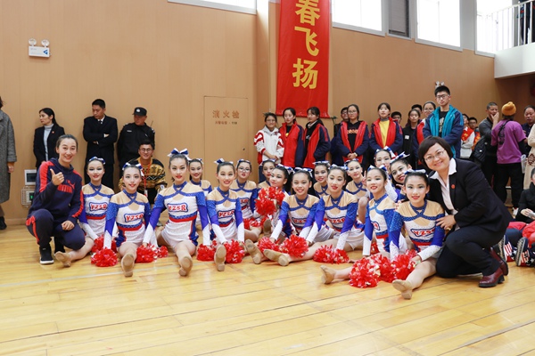 老师们与队员们亲切合影1.JPG