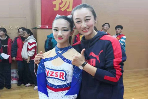 老师给队员加油鼓励.jpg