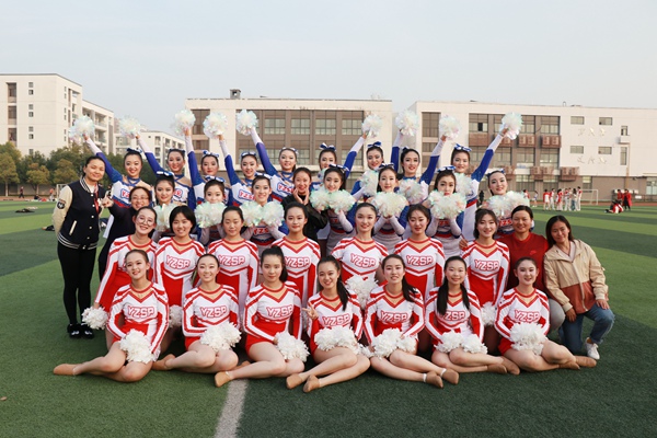 老师们与队员们亲切合影3.JPG