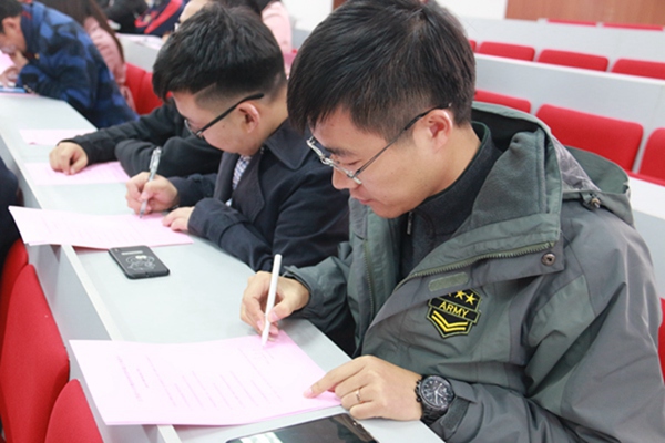 教师郑重签署承诺书2.jpg