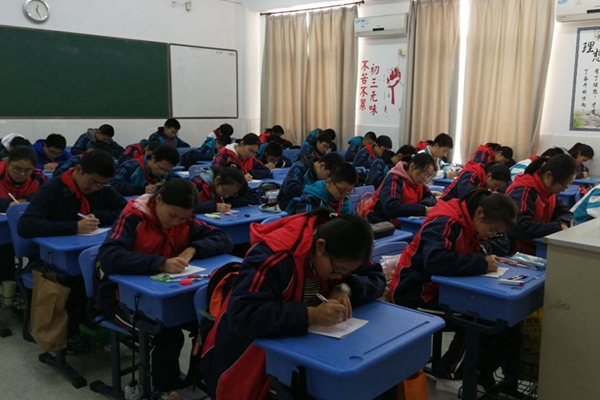 学生全神贯注.jpg