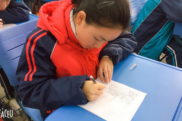学生认真答题.jpg