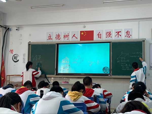 认真板演.jpg