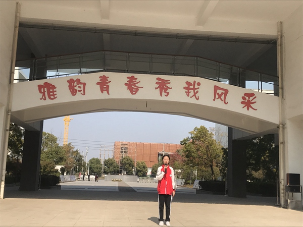 主持人 张雅文.jpg