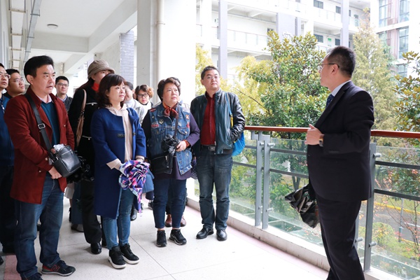 副校长崔伟向来访嘉宾介绍我校在培养学生科技素养方面所展开的相关探索.jpg