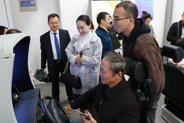 副校长崔伟陪同来访嘉宾参观模拟驾驶实验室.jpg