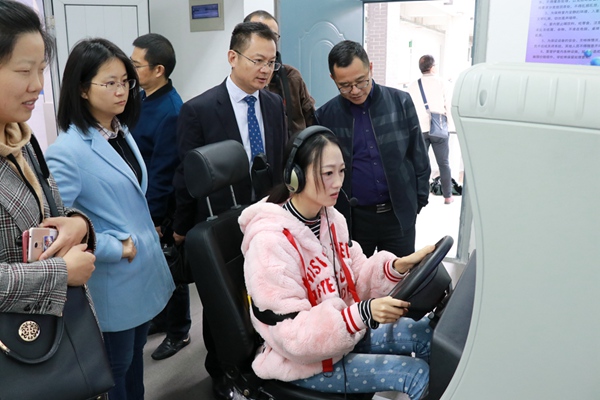 来访嘉宾们亲自体验模拟驾驶技术4.jpg