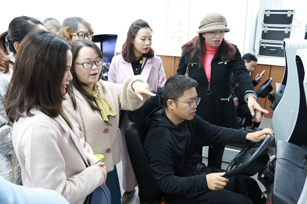 来访嘉宾们亲自体验模拟驾驶技术3.jpg