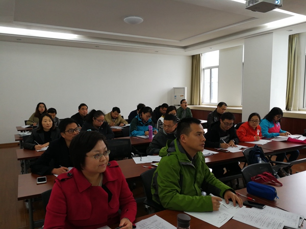 初一年级全体教师听课中.jpg