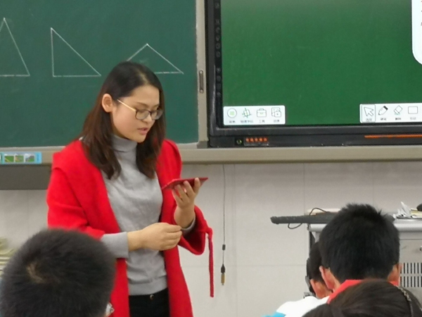 2张婧老师利用大小屏互动.jpg