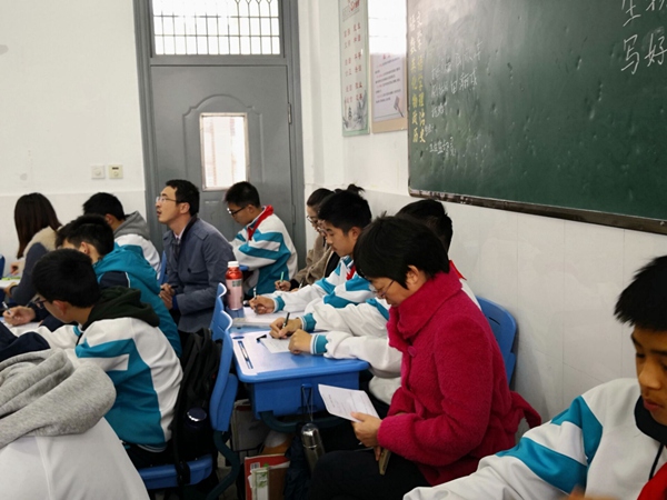 2初二数学组教师认真听课.jpg