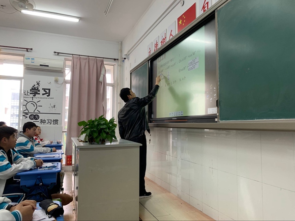 初三年级何学永老师上课.jpg