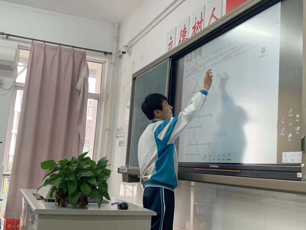 初三学生积极参加课堂互动2.JPG