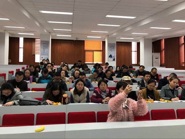 集体研讨.jpg