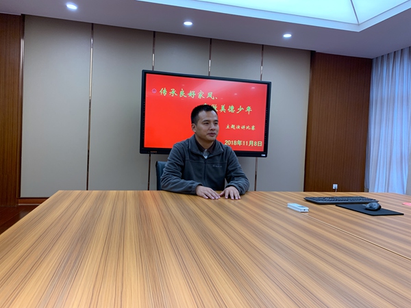 卞家海主任主持比赛.jpg