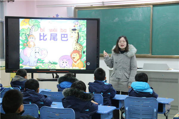 1纪老师在上课.jpg
