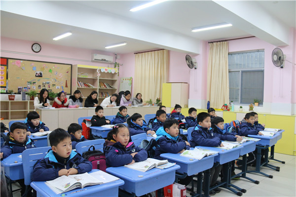 2学生认真听讲.jpg