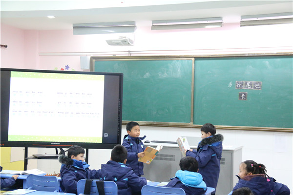 4学生分角色朗读.jpg