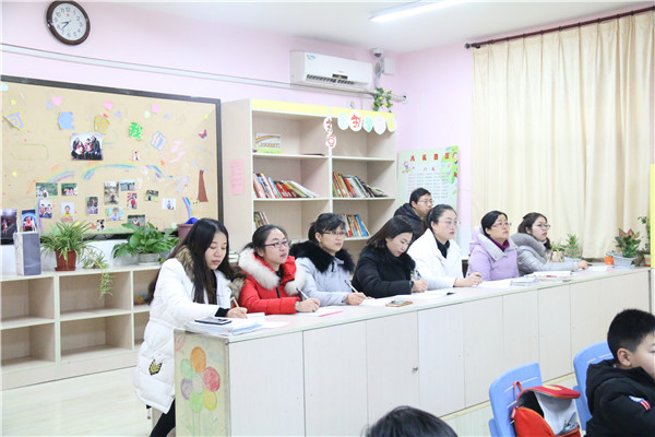3老师们在专心听课.jpg