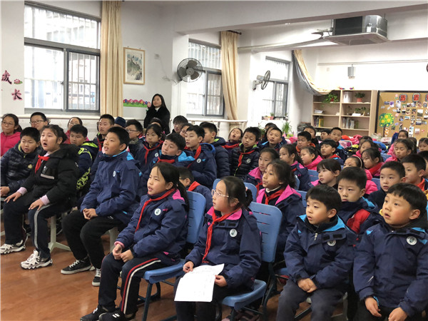 2 学生认真听讲.jpg