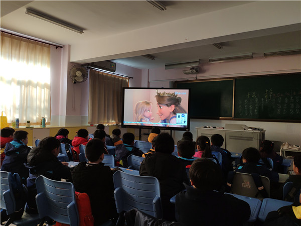 7学生们认真观看电影.jpg
