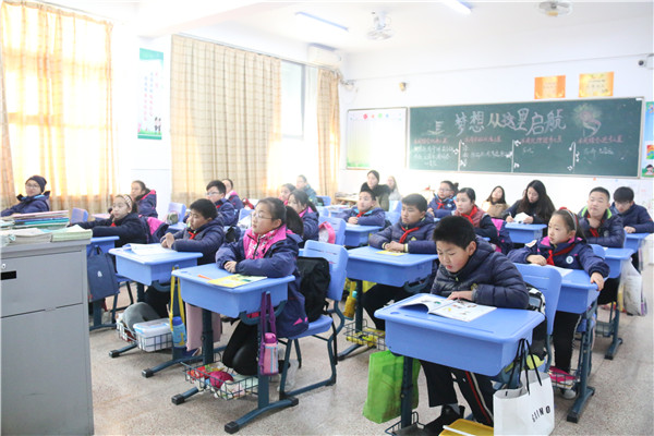 2学生们认真听讲.jpg
