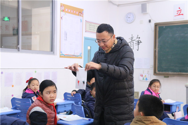 5姚老师展示实验结果.jpg