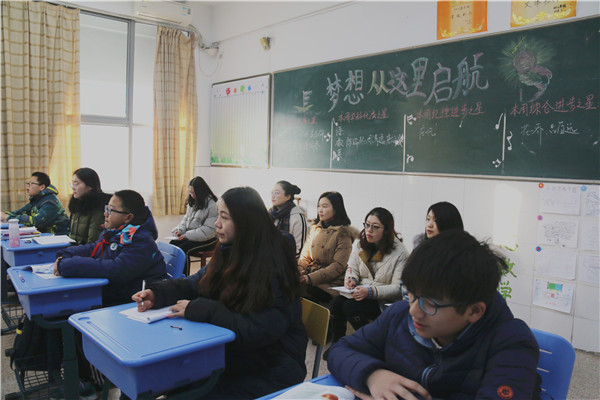 6老师们在专心听课_副本.jpg
