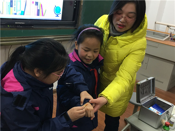 3    学生操作演练消毒.jpg