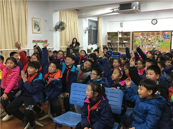 5   学生积极踊跃举手.jpg