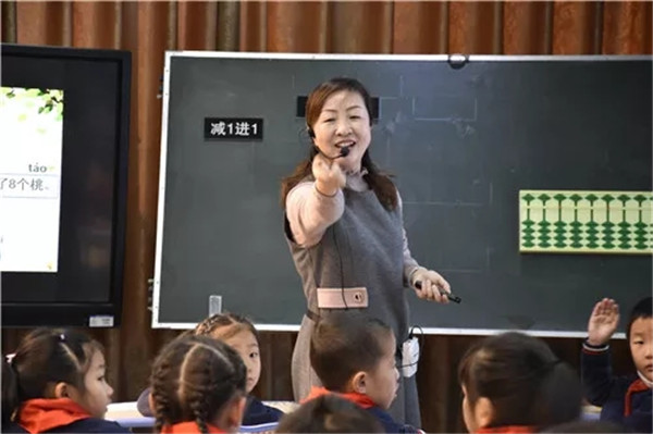 常州市金坛区华罗庚实验学校田莉老师在上课.jpg