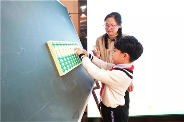 南通市海门开发区小学的高静老师在上课.jpg