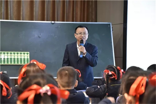 南通市郭里园小学的徐澎老师在上珠心算练习课.jpg