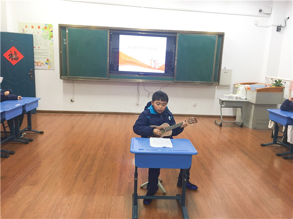 15.尤克里里表演2.jpg