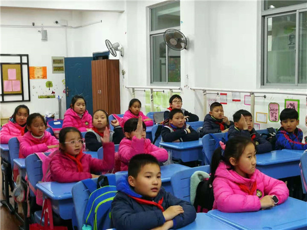 4  学生们认真聆听_副本.jpg