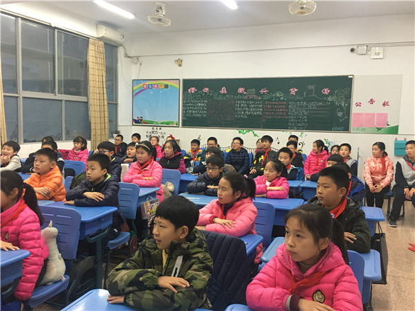 5   学生们认真聆听.jpg