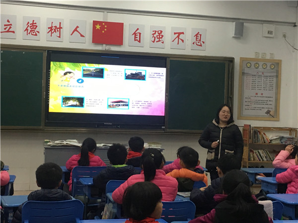 2  班主任老师在授课.jpg