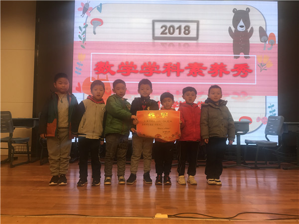 一年级获奖小组合影3.jpg