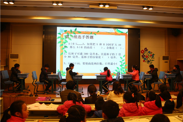 4.四年级选手在答题.jpg