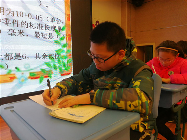 6.五年级选手在认真答题.jpg