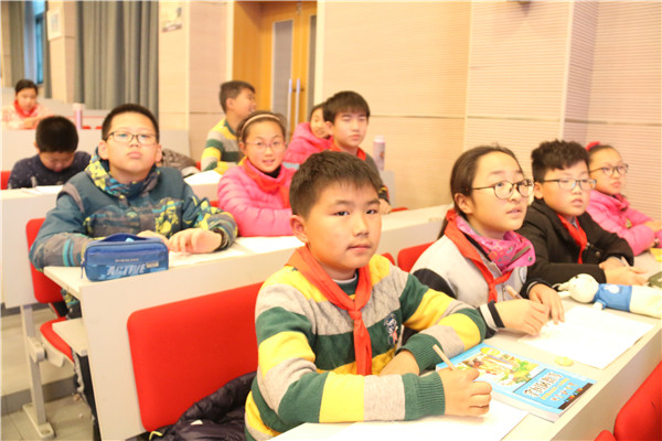 7.1五年级学生在台下同步答题.jpg