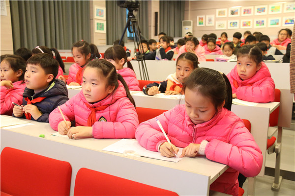学生观众在认真答题.jpg