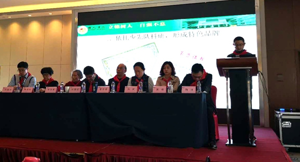 郭寿进老师向与会专家、辅导员老师介绍学校特色活动2.jpg
