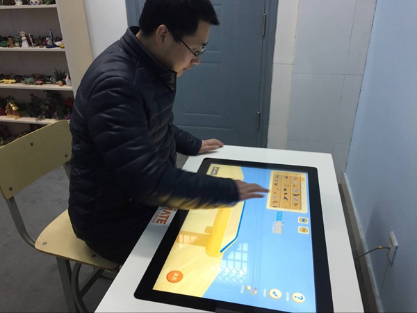 老师在专心操作3D电子沙盘.jpg
